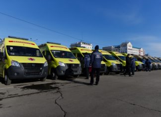 Виктор Томенко вручил алтайским медикам ключи от 63 автомобилей здравоохранение