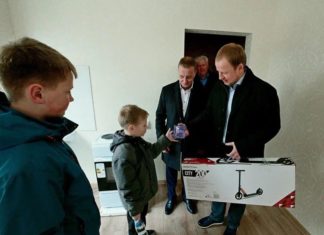Глава Алтайского края Виктор Томенко вручил ключи от квартир в новом доме