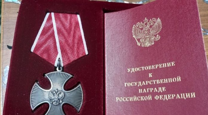 Орден передали родителям