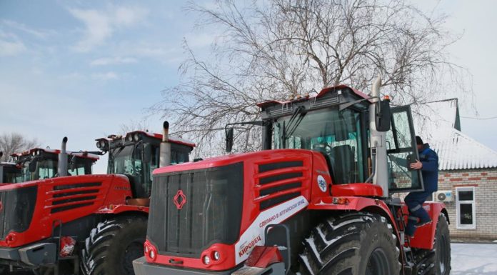 Губернатор Алтайского края Виктор Томенко проконтролировал подготовку техники к посевной
