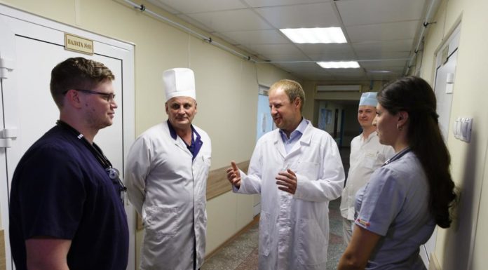 Губернатор Виктор Томенко в День медика пришел в больницу и напомнил о важности профессии