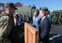В День российского флага губернатор Томенко посетил воинскую часть ракетчиков