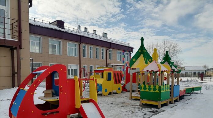В Верх-Суетке благоустраивают двор детского сада