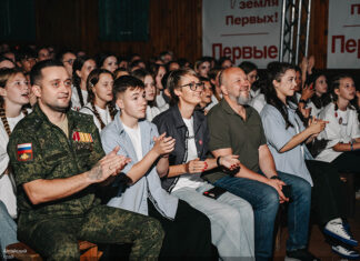 Заместитель Председателя Правительства Алтайского края Денис Губин поздравил активистов «Движения первых» с открытием региональной профильной смены «Время первых. Сибирский Артек»