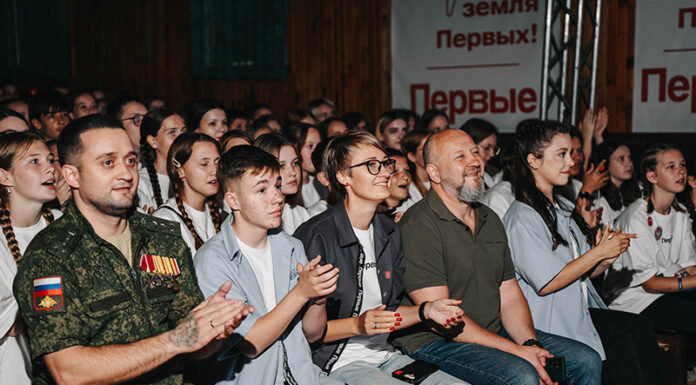 Заместитель Председателя Правительства Алтайского края Денис Губин поздравил активистов «Движения первых» с открытием региональной профильной смены «Время первых. Сибирский Артек»