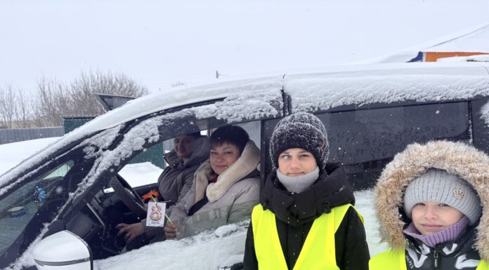 Юные инспекторы движения поздравили женщин-водителей с Весной